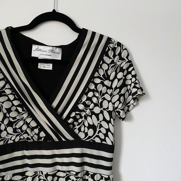 Jillian Tracy Printed V-neck Short Sleeve Dress - Picture 2 of 5